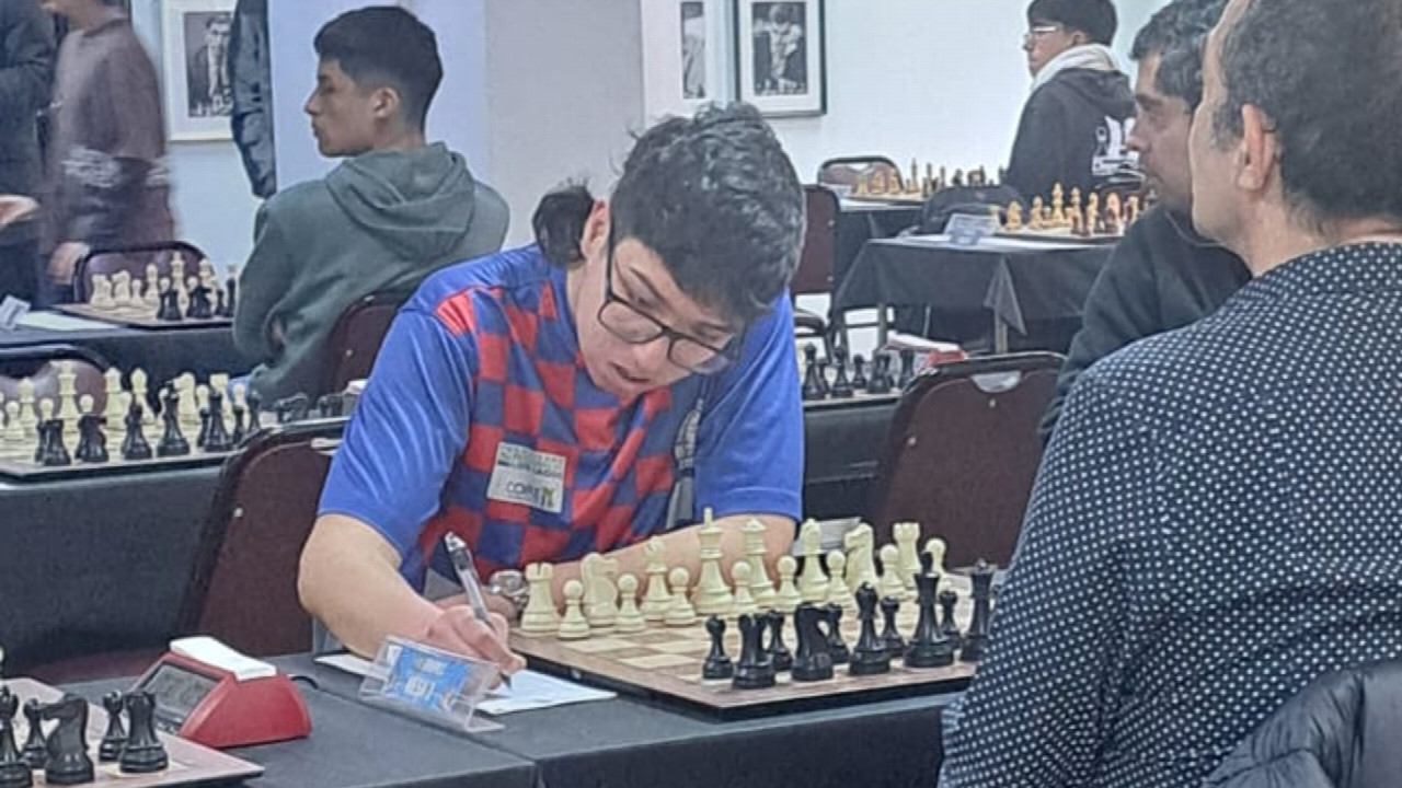 Enzo Ricouz destaca en torneo cerrado de alto nivel en Santiago